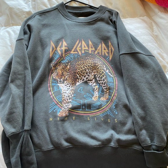 Abercrombie & Fitch Sweaters - Oversized boyfriend def leopard graphic sweatshirt